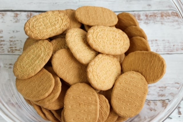 whole plain cookies in bowl
